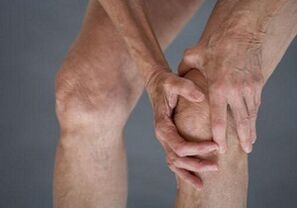 Auto-saese du genou avec l'arthrose