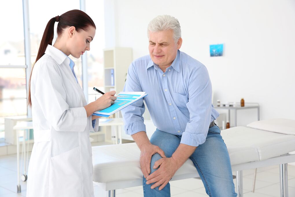 Un médecin prescrit un traitement à un patient souffrant d'arthrose de l'articulation du genou.